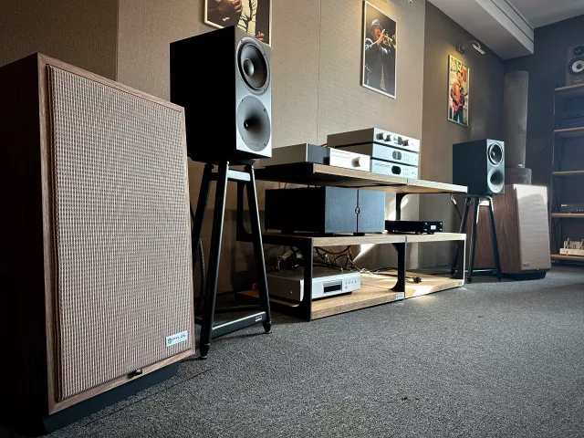 Uniwersalne odsłuchy - Pylon, Buchardt i Audiolab